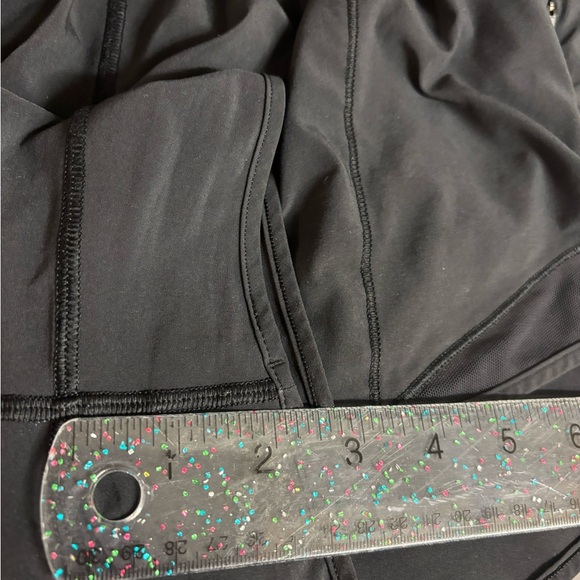 Lululemon low rise 2.5 hottie hot black size 6 - Picture 4 of 4